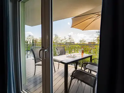 Wohnzimmer mit TV und Blick aufs Wasser