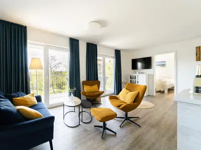 Wohnzimmer mit TV und Blick aufs Wasser