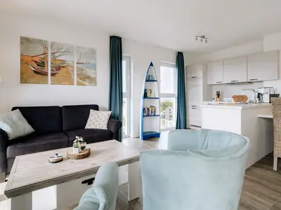 Wohnzimmer mit offener Küche