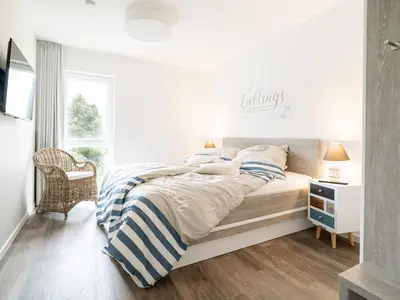 Schlafzimmer mit zweitem Smart/TV