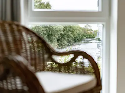 Wohnzimmer mit TV und Blick auf die Graft