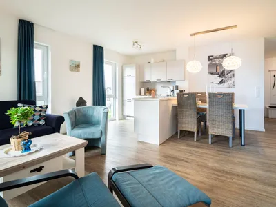 Wohnzimmer mit offener Küche