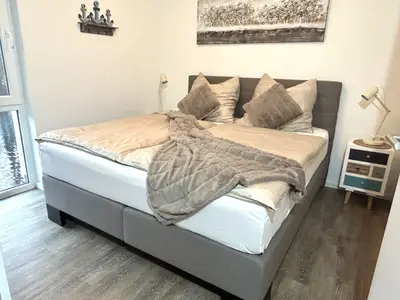 Blick vom Boxspringbett direkt aufs Wasser