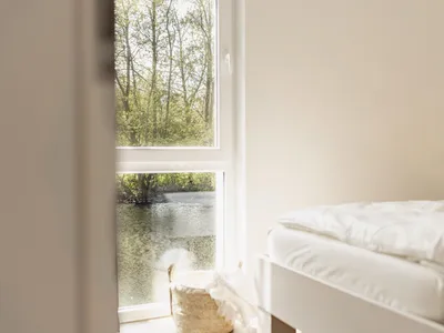 Blick vom Bett direkt aufs Wasser