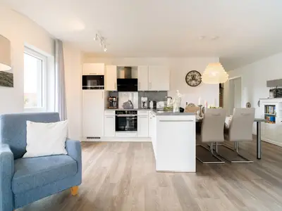Wohnzimmer mit offener Küche
