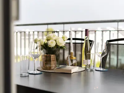 Genießen auf dem Balkon zum Meer