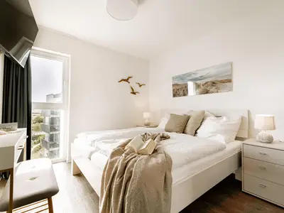 Schlafzimmer mit Doppelbett und Smart/TV