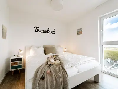 Schlafzimmer mit Doppelbett und TV zum Meer