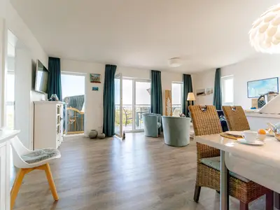 Wohnzimmer mit TV und Blick aufs Meer