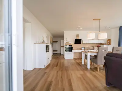 Wohnzimmer mit offener Küche