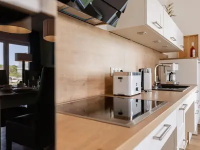 mit Küchengeräten ausgestattet