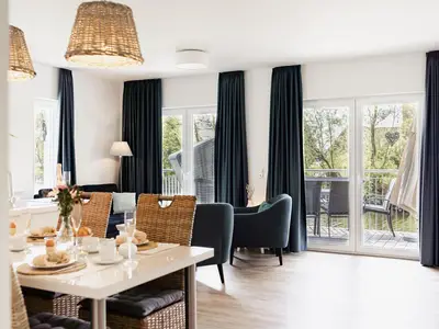 Wohnzimmer mit TV und Blick aufs Wasser