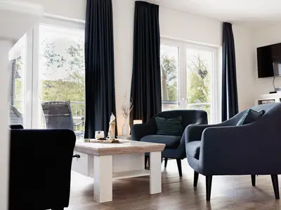 Wohlig entspannen: Gemütliches Wohnzimmer mit Smart-TV.