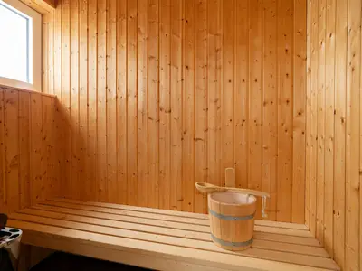 Badezimmer mit Sauna und ebenerdiger Dusche