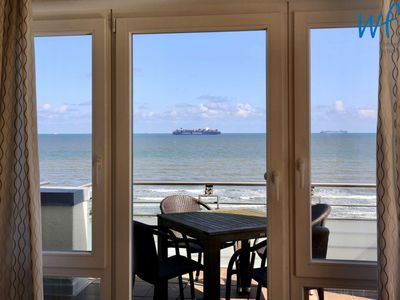 Wohnzimmer mit Blick auf Balkon und Meer