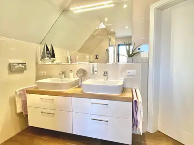 Das obere Badezimmer.
