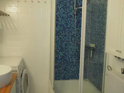 Bad mit Dusche und WC