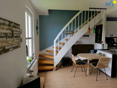 Wohnzimmer und Aufgang zur oberen Etage