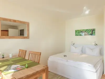 Ferienwohnung Seepferdchen Waren (Müritz) - Schlafbereich mit Essecke