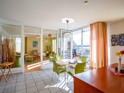Ferienwohnung Hafenglück Waren (Müritz) - Wohnzimmer mit Blick auf den Yachthafen