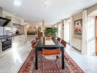 Ferienwohnung Yachthafenflair Waren (Müritz) -  Wohnraum mit Küchenzeile und Essbereich