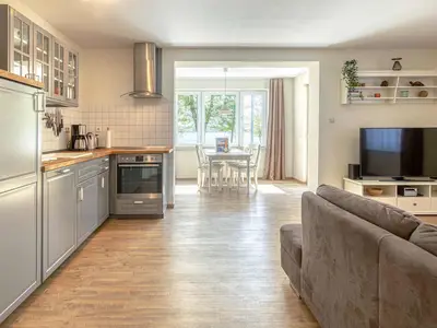 Ferienwohnung Kietz-Flair Waren (Müritz) - Küchenzeile und Wohnbereich