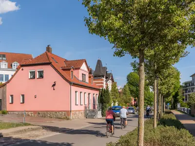 Ferienwohnung Kleines Meer Außenansicht Gebäude mit Fahrradfahrern davor