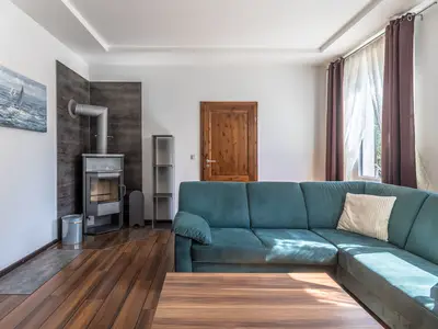 Ferienwohnung Kleines Meer Wohnzimmer mit grünem Sofa