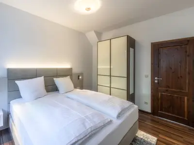 Ferienwohnung Kleines Meer Schlafzimmer mit Kleiderschrank