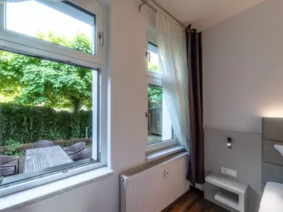 Ferienwohnung Kleines Meer Schlafzimmer Ausblick aus dem Fenster zur Terrasse