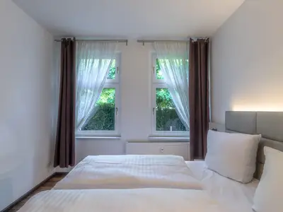 Ferienwohnung Kleines Meer Schlafzimmer Blick zum Fenster, heller Raum