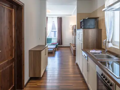 Ferienwohnung Kleines Meer Küchenzeile mit Blick in den Wohnbereich