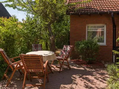 Ferienwohnung Marienkäfer Waren (Müritz) - sonnige Terrasse mit Gartenmöbeln