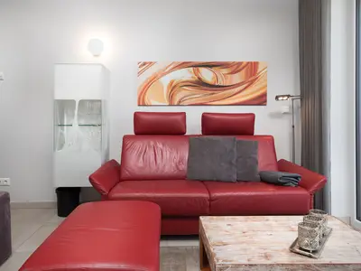 Ferienwohnung Anastasia Waren Wohnzimmer mit rotem Sofa