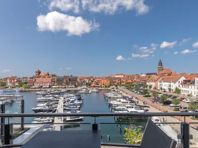 Ferienwohnung Anastasia Waren Balkon mit direktem Blick auf den Yachthafen