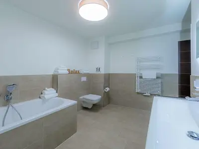Ferienwohnung Auszeit: Badezimmer mit Badewanne