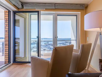 Ferienwohnung Müritzsonne Hafenresidenz: Wohnzimmer mit Wasserblick