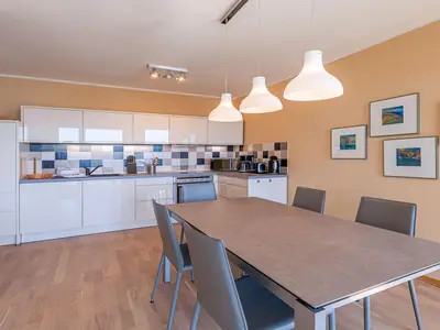 Ferienwohnung Müritzsonne Hafenresidenz: Küche mit Essbereich