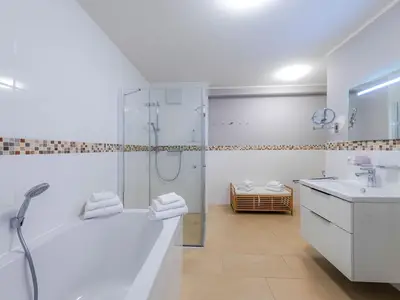 Ferienwohnung Müritzsonne Hafenresidenz: Bad mit Badewanne und Glas-Dusche