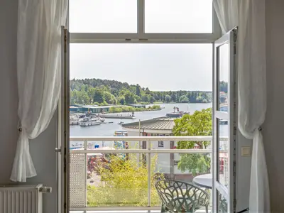 Ferienwohnung Müritzloge Waren Fenster zur Müritz – Ein Blick in die maritime Idylle