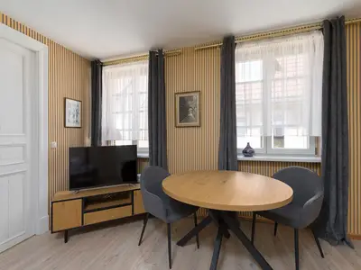 Ferienwohnung Hochzeitskoje Waren Wohnzimmer mit TV und Esstisch