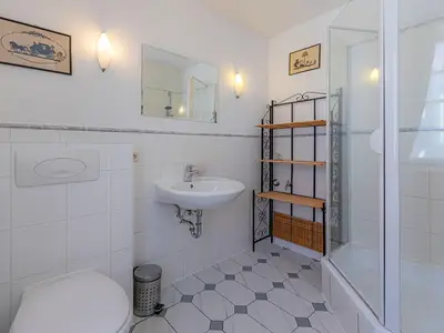 Ferienwohnung Hochzeitskoje Waren Badezimmer mit Dusche