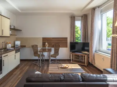 Ferienwohnung Strandkorb Wohnzimmer mit brauner Couch