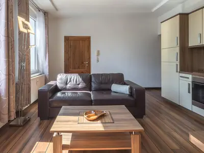 Ferienwohnung Strandkorb Wohnzimmer braunes Sofa