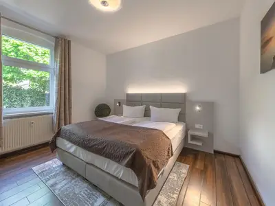 Ferienwohnung Strandkorb Schlafzimmer mit Ausblick zum Garten