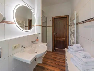 Ferienwohnung Strandkorb Badezimmer mit Waschbecken und Dusche
