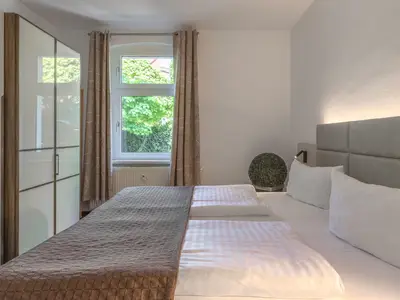 Ferienwohnung Strandkorb Schlafzimmer mit Kleiderschrank und Fenster
