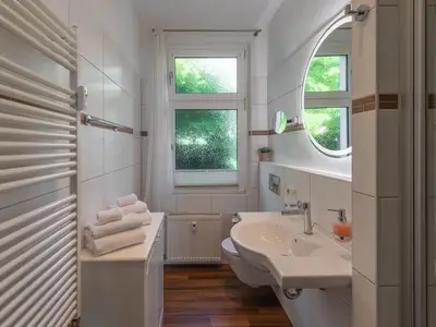 Ferienwohnung Strandkorb Badezimmer mit Tageslichtfenster