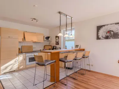 Ferienwohnung Perle am Seeufer Waren (Müritz)  - Küchenzeile mit Essbereich