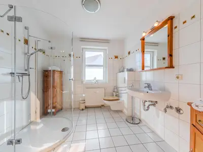 Ferienwohnung Perle am Seeufer Waren (Müritz)- geräumiges Badezimmer